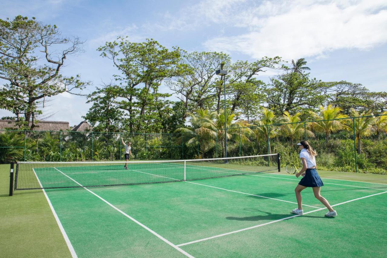 Tennis court: Anantara Iko Mauritius Resort & Villas