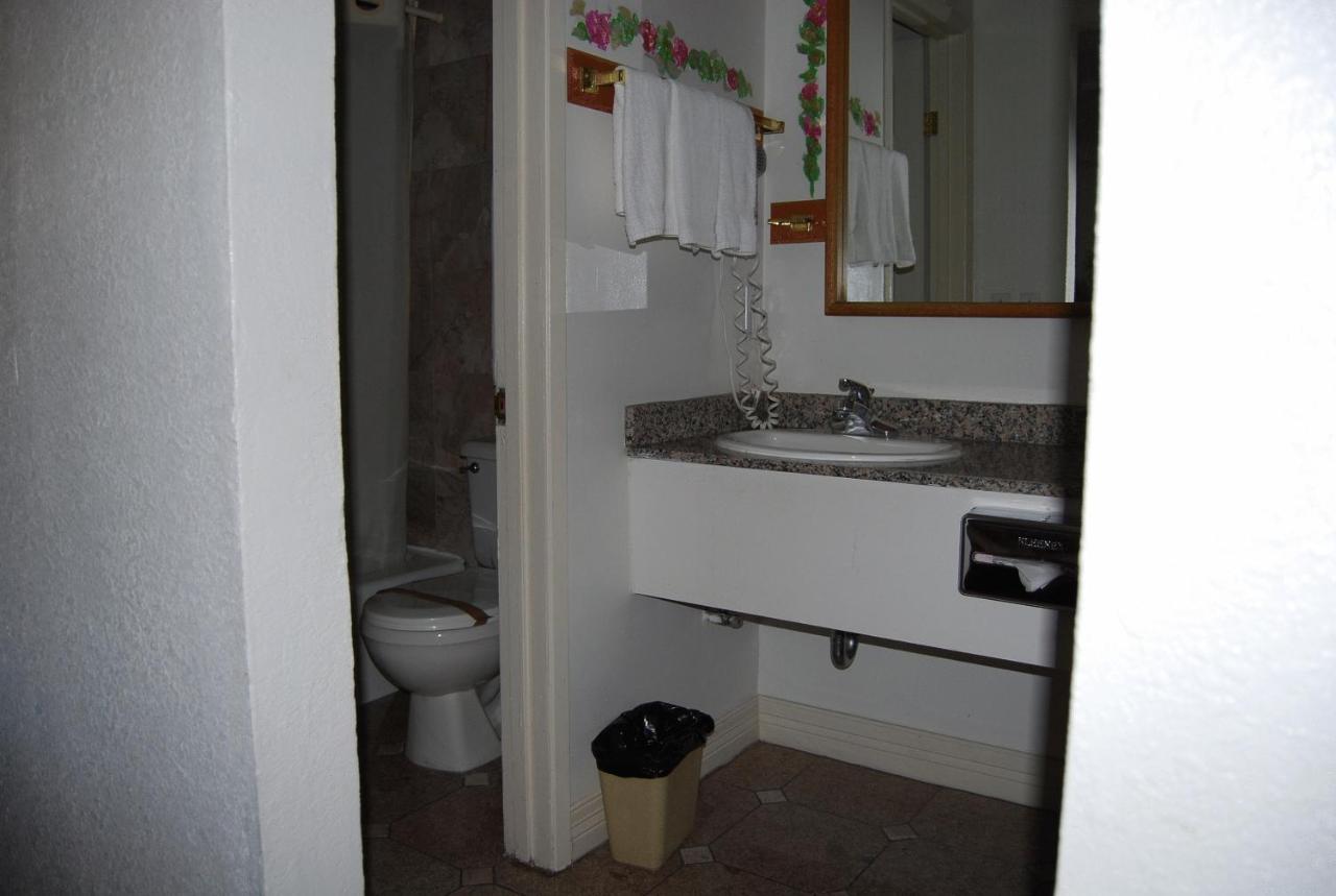 Stanford Motor Inn — photo 20