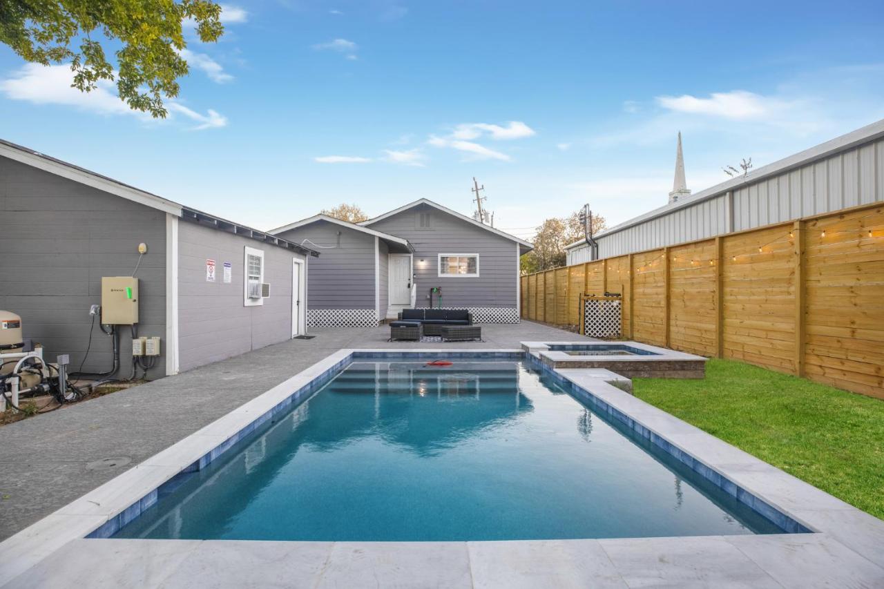 Heated swimming pool: Modern Oasis - 4BR with Heated Pool/Hot tub