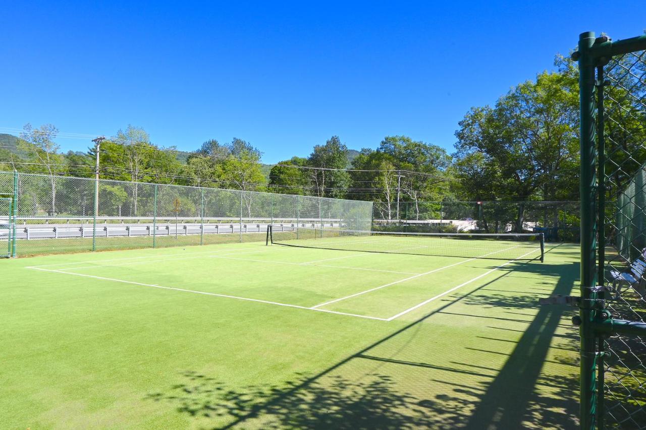 Tennis court: The Lodge at Jackson Village