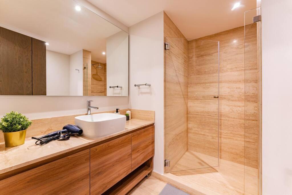 Modern apt w/balcony, pingpong table, roof top,gym - 3