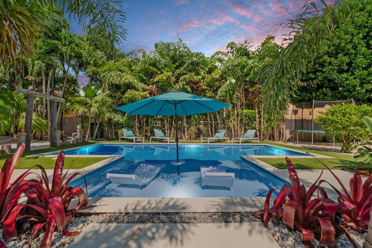 Heated swimming pool: Unique Flagler's Mansion/Pickleball Court/Sleep 24