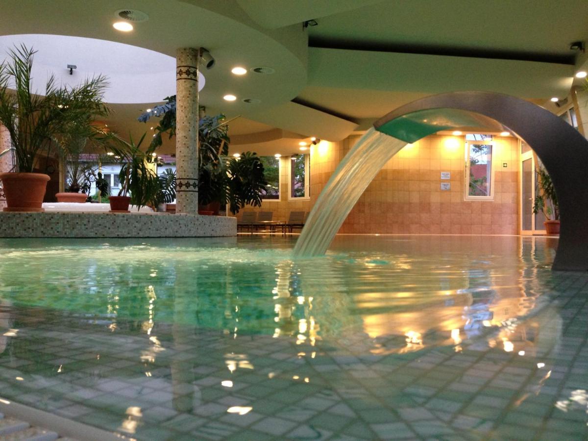 Heated swimming pool: Residence Hotel Balaton