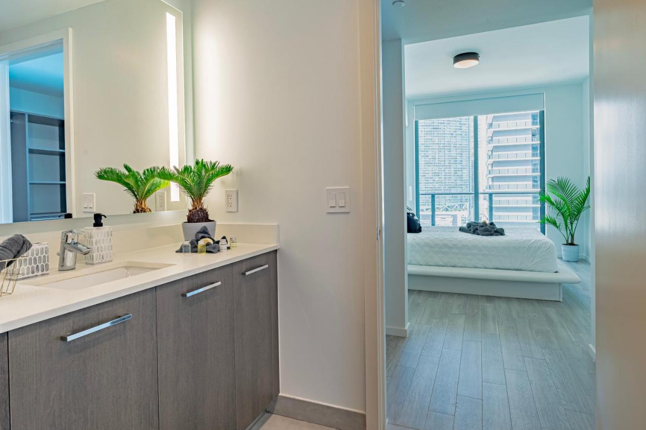 Luxurious 2-Bed Apartment with Breathtaking Bay views!! - 3