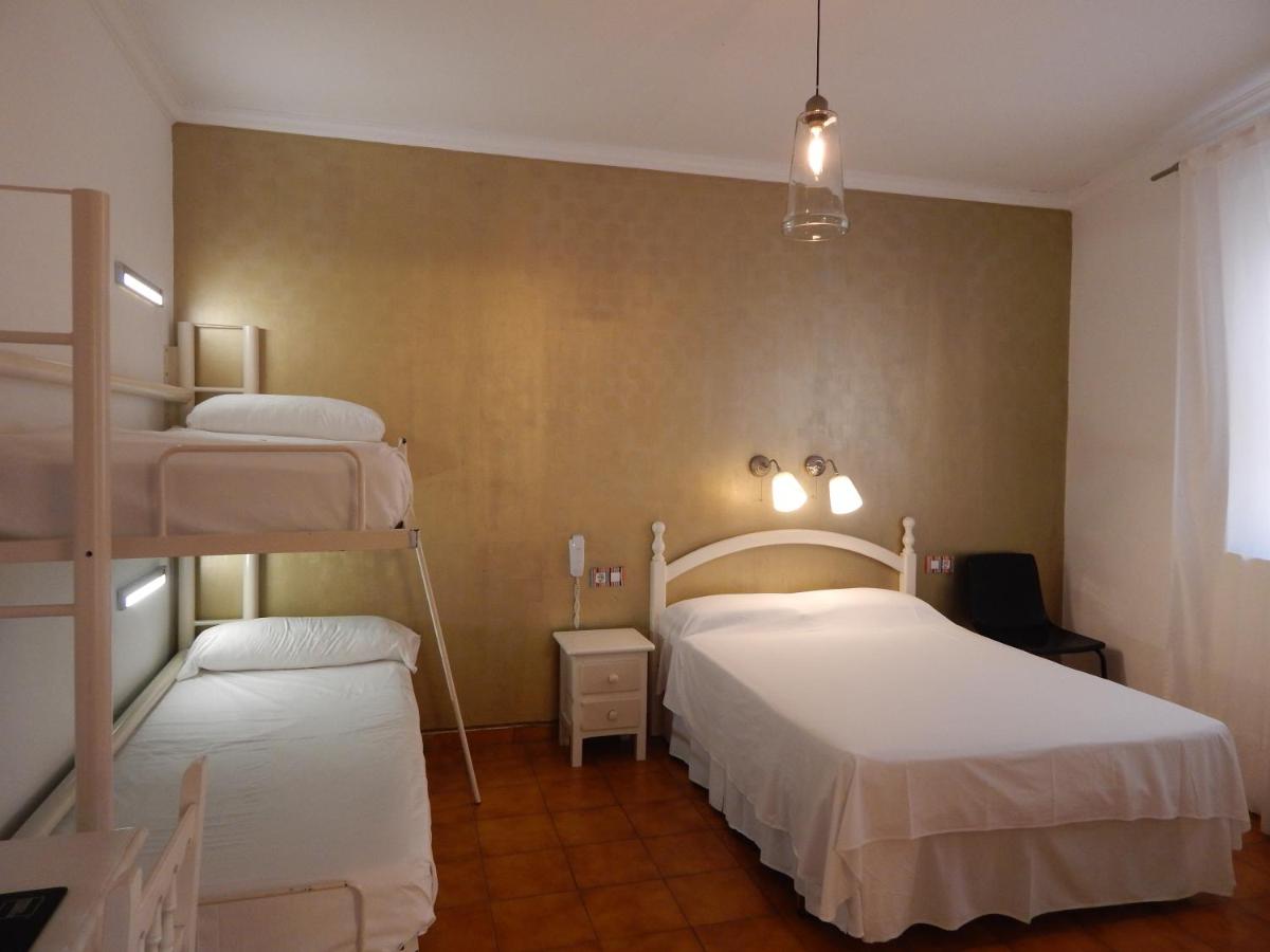 Guesthouse Hostal Arias, Seville, Spain - Booking.com
