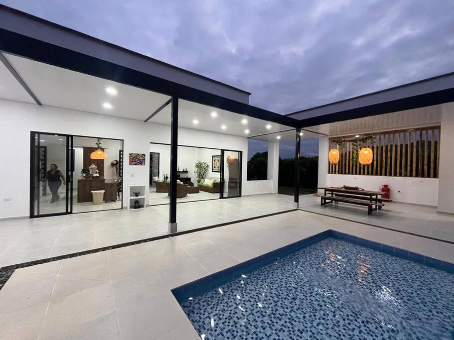 Villa privada con piscina, rodeada de naturaleza