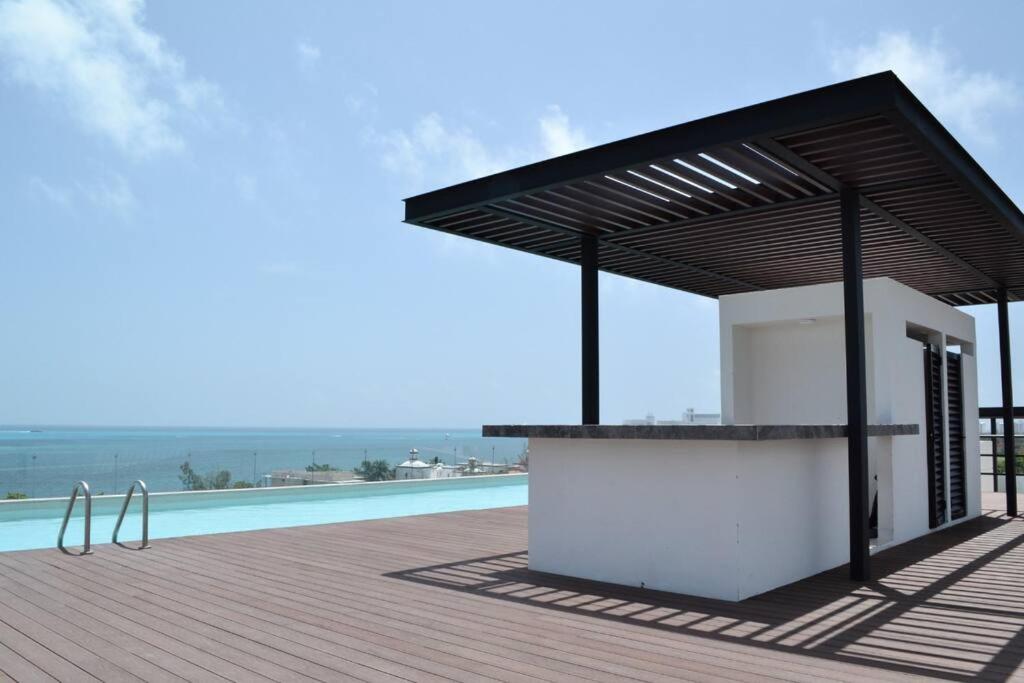 Rooftop swimming pool: Studio Kuxtal-Takh