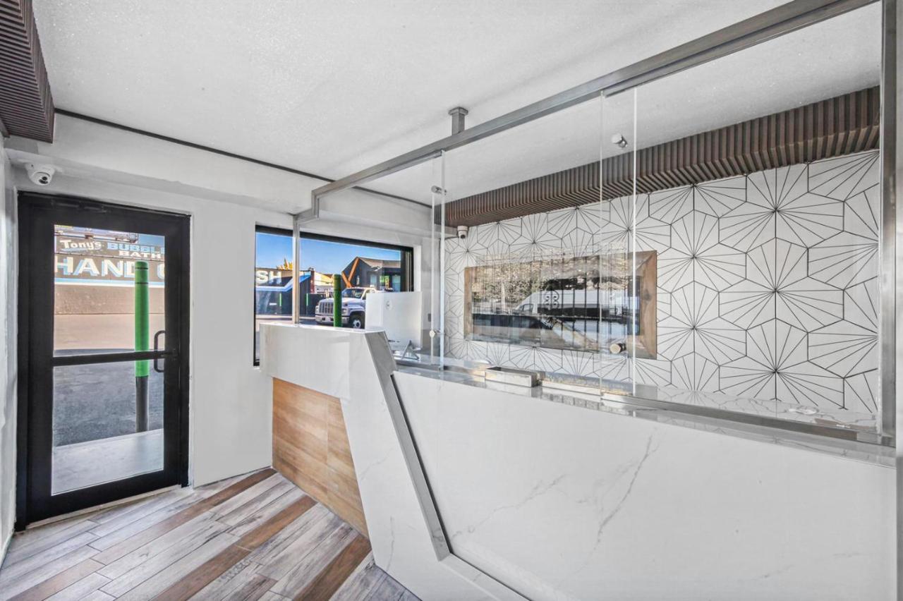 Hotel OPUS Bronx Near Bay Plaza Mall - 5