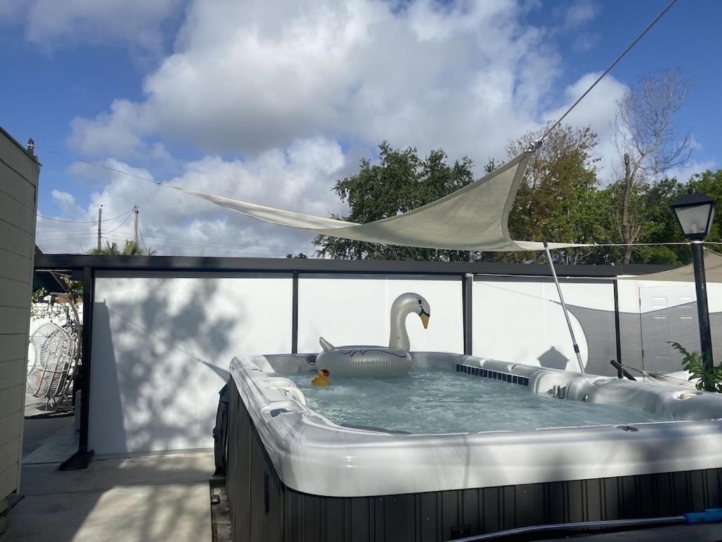 Tiny place w private hot jacuzzi 7 min to Miami international airport - 4