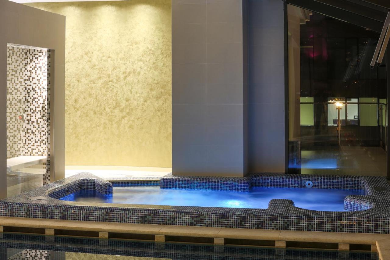 Heated swimming pool: Hotel International Iasi