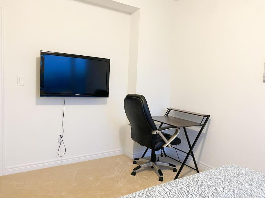 Elegant Rooms in Shared Townhouse Next to Beach photo