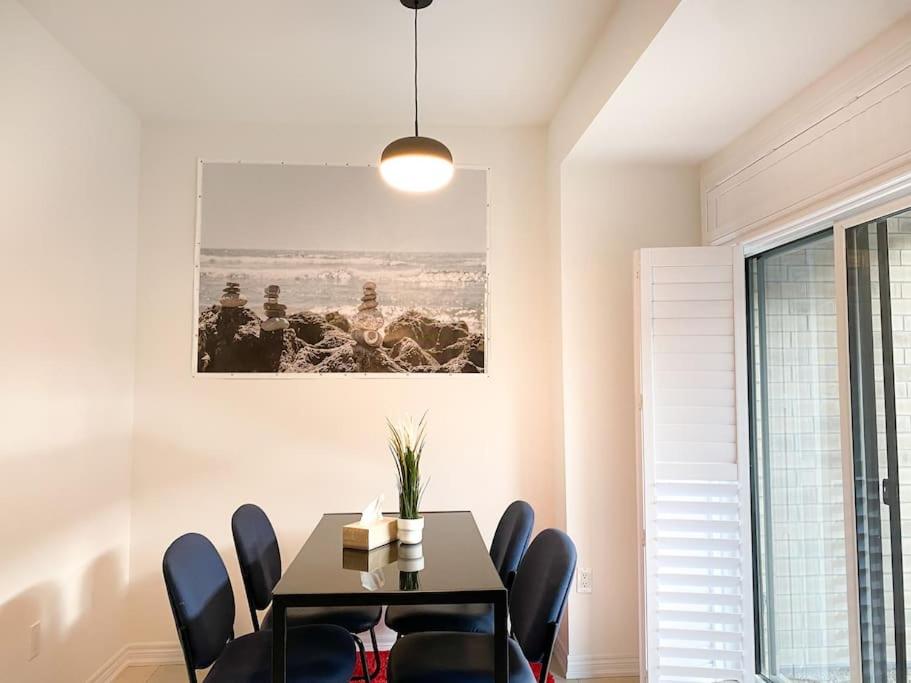 Elegant Rooms in Shared Townhouse Next to Beach photo