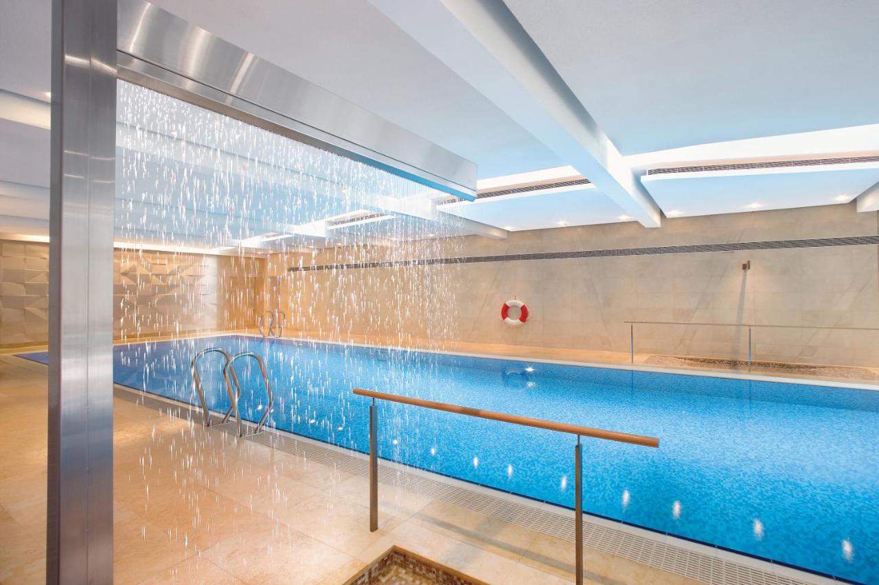 Heated swimming pool: The Landmark Mandarin Oriental, Hong Kong