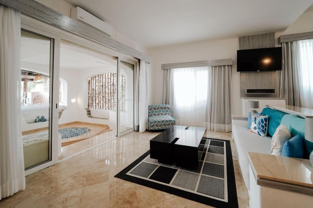 Villa Corona 6 BR Luxury Mansion photo