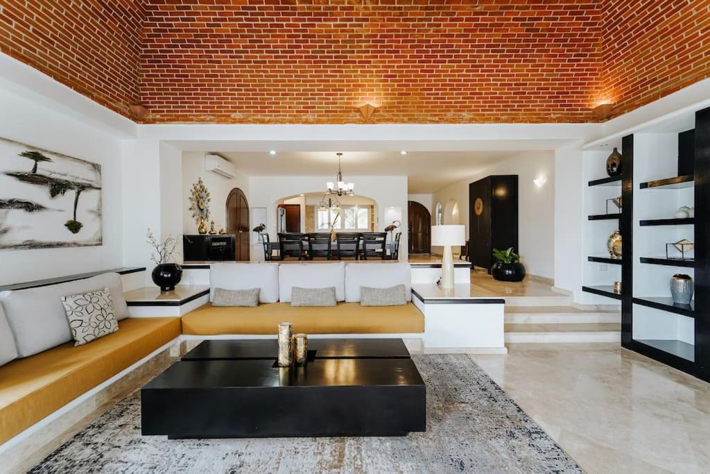 Villa Corona 6 BR Luxury Mansion photo