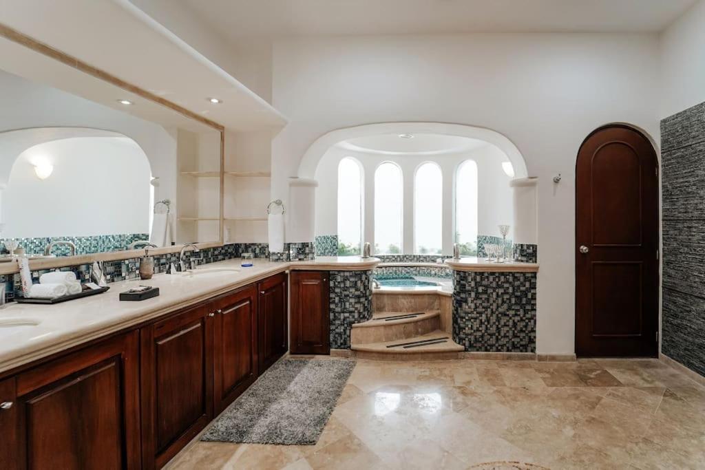Villa Corona 6 BR Luxury Mansion photo