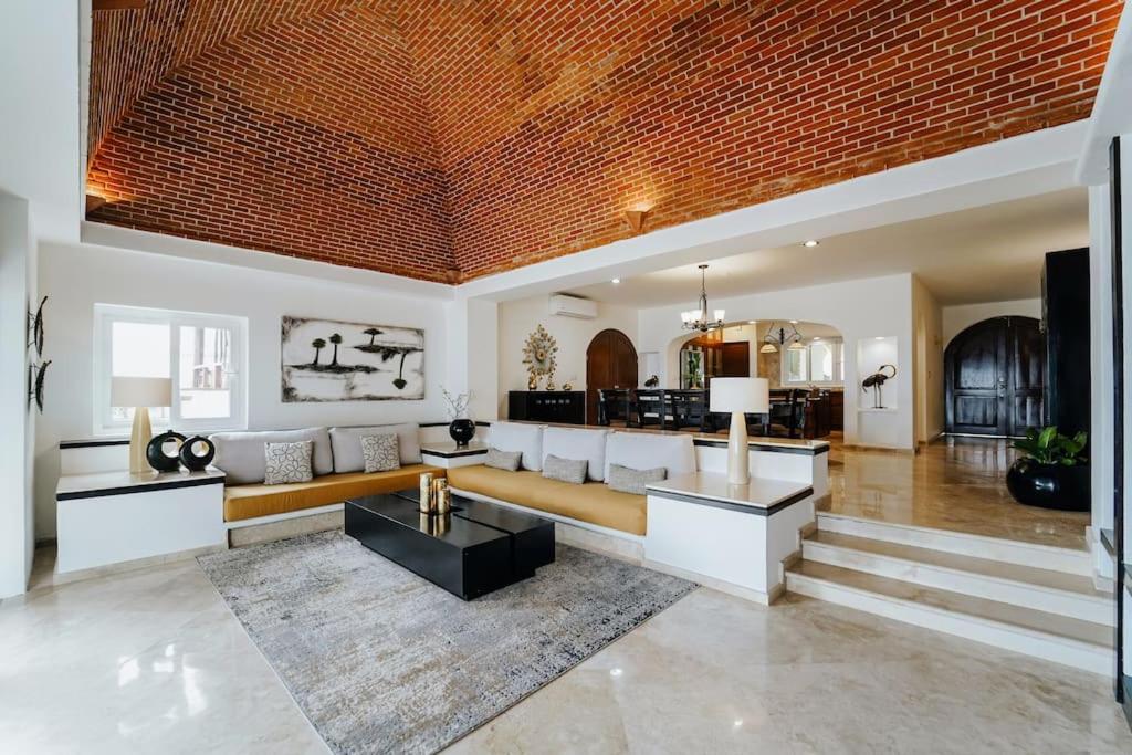 Villa Corona 6 BR Luxury Mansion photo