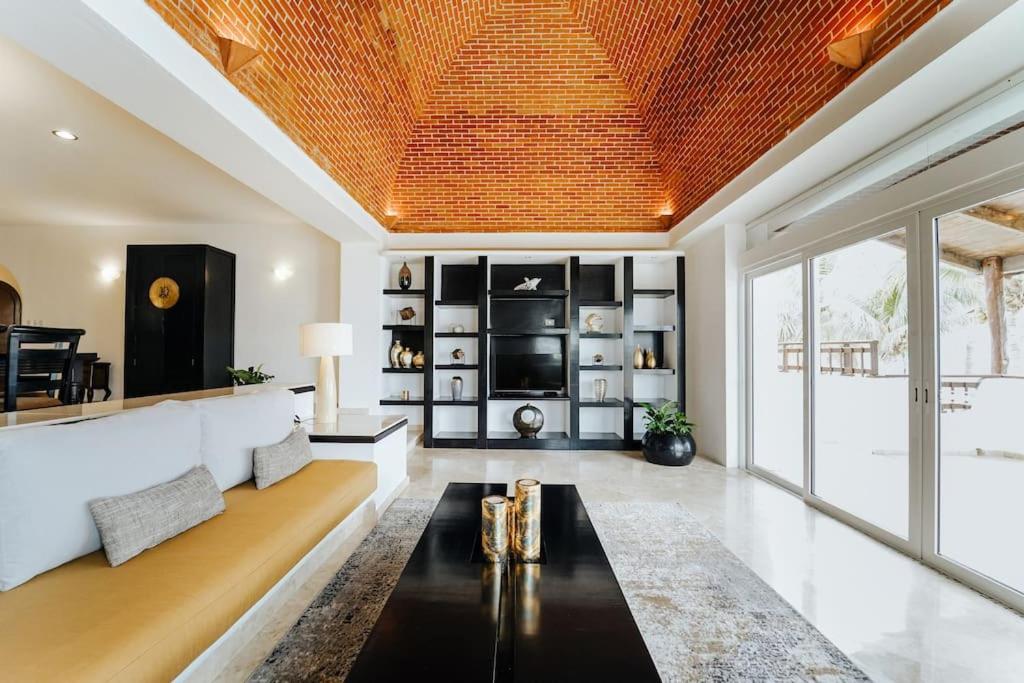 Villa Corona 6 BR Luxury Mansion photo