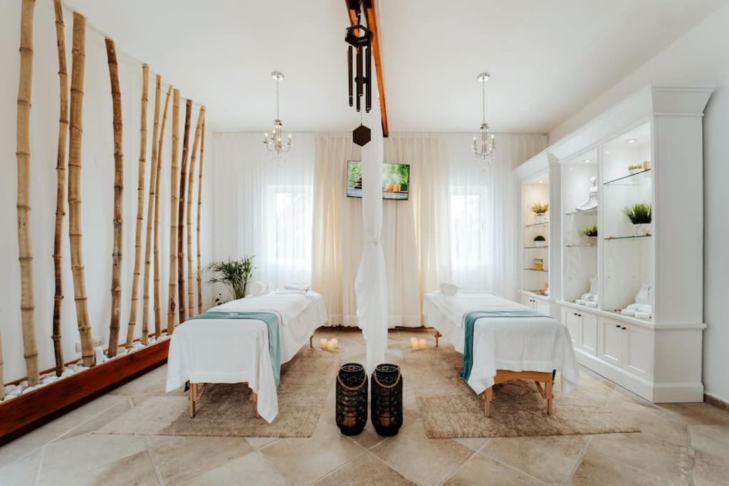 Villa Corona 6 BR Luxury Mansion photo