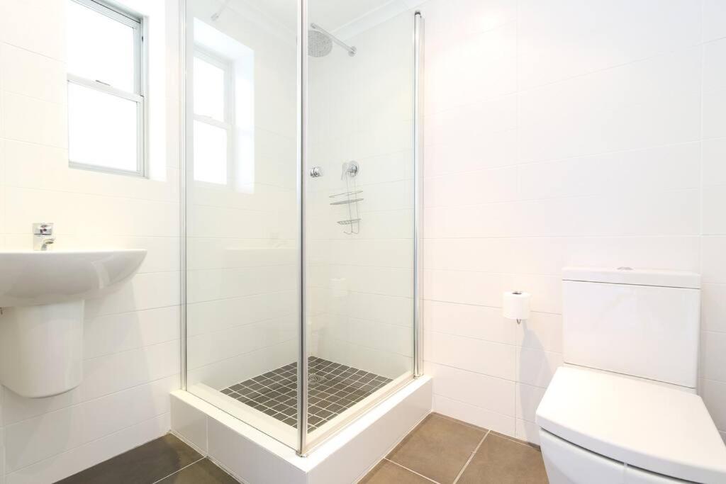 Number 5104 - Contemporary Clifton Apartment - 4