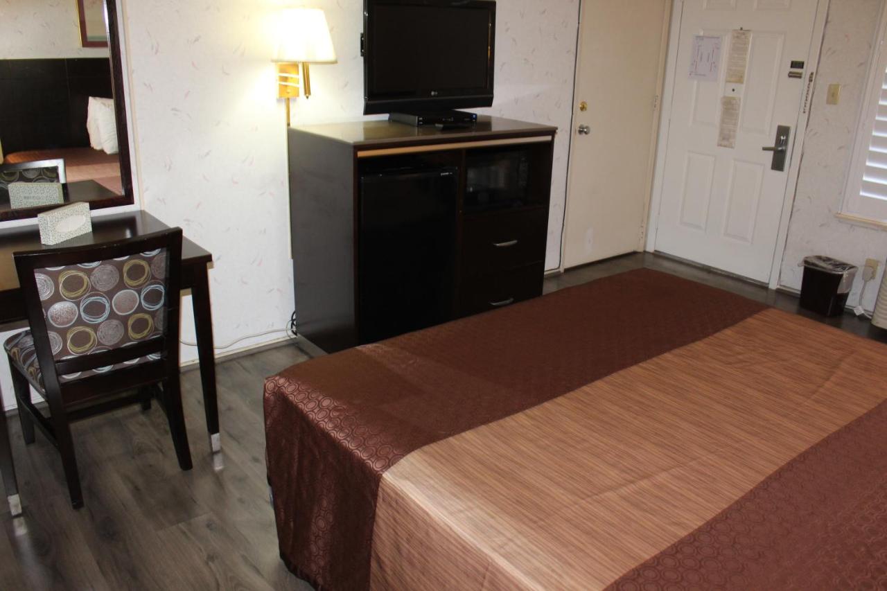 Redwood Budget Motel — photo 17