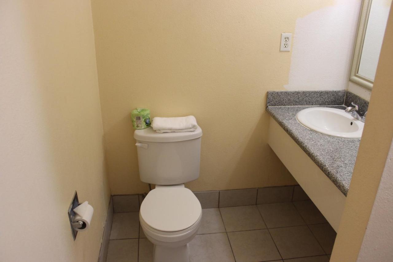 Redwood Budget Motel — photo 21