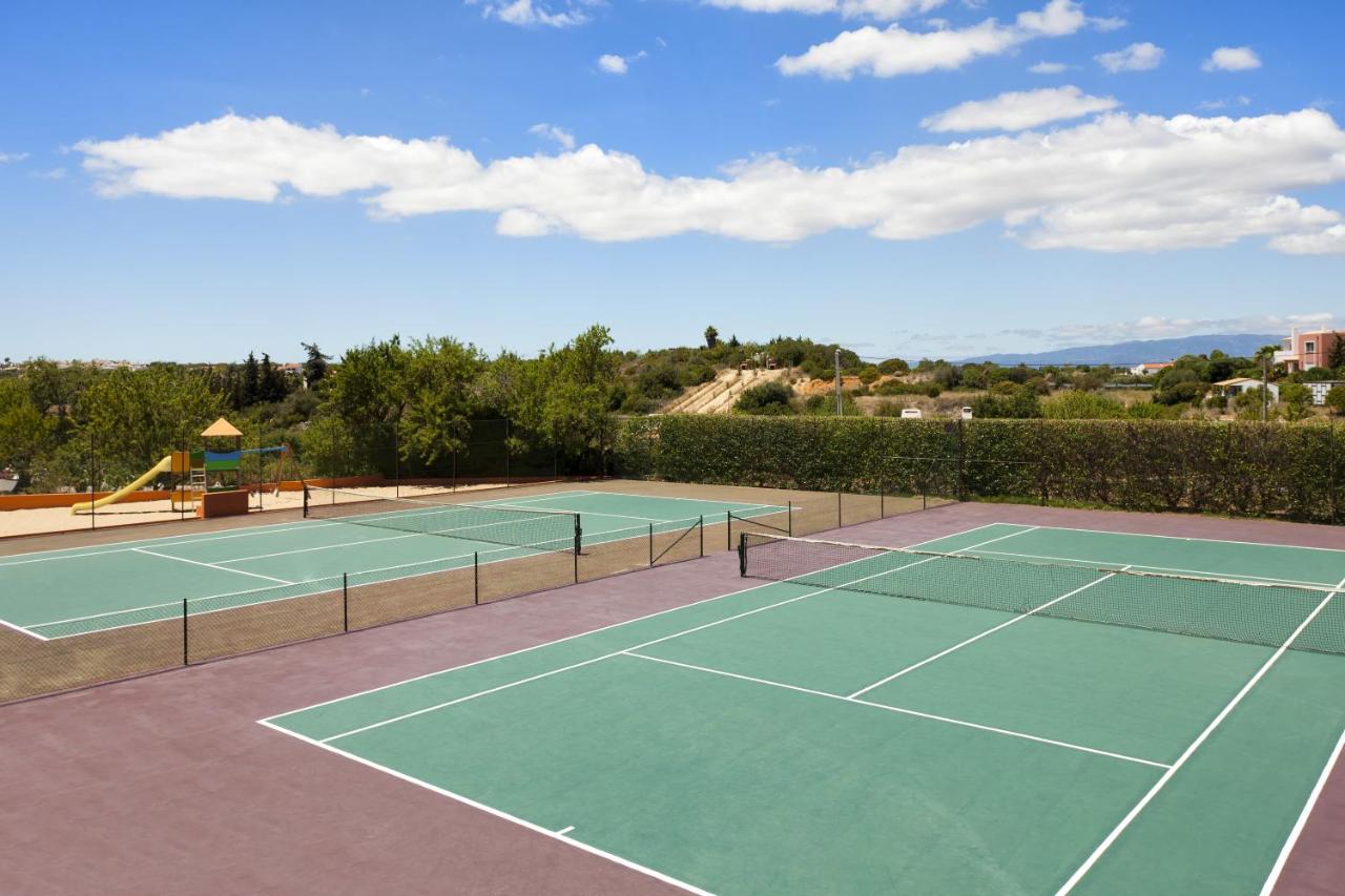 Tennis court: Colina Village
