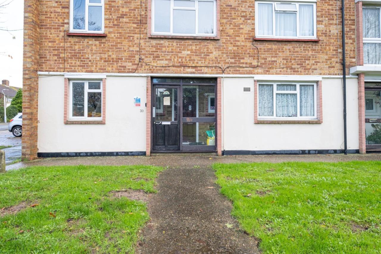 Brambles House West Drayton 3 Bedroom House with parking By MDPS photo