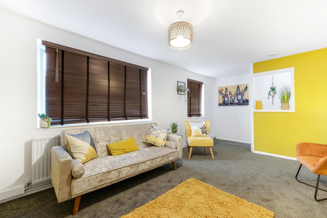 Brambles House West Drayton 3 Bedroom House with parking By MDPS photo
