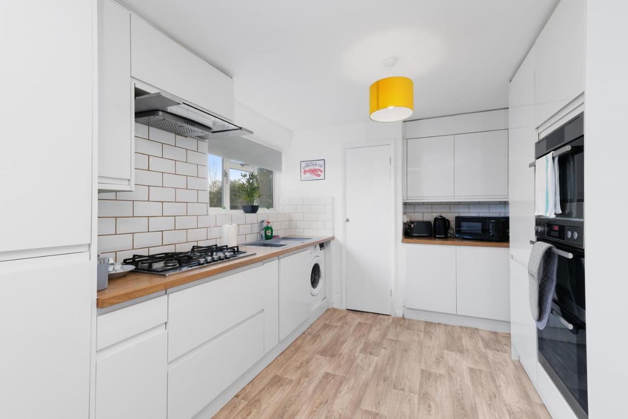 Brambles House West Drayton 3 Bedroom House with parking By MDPS photo