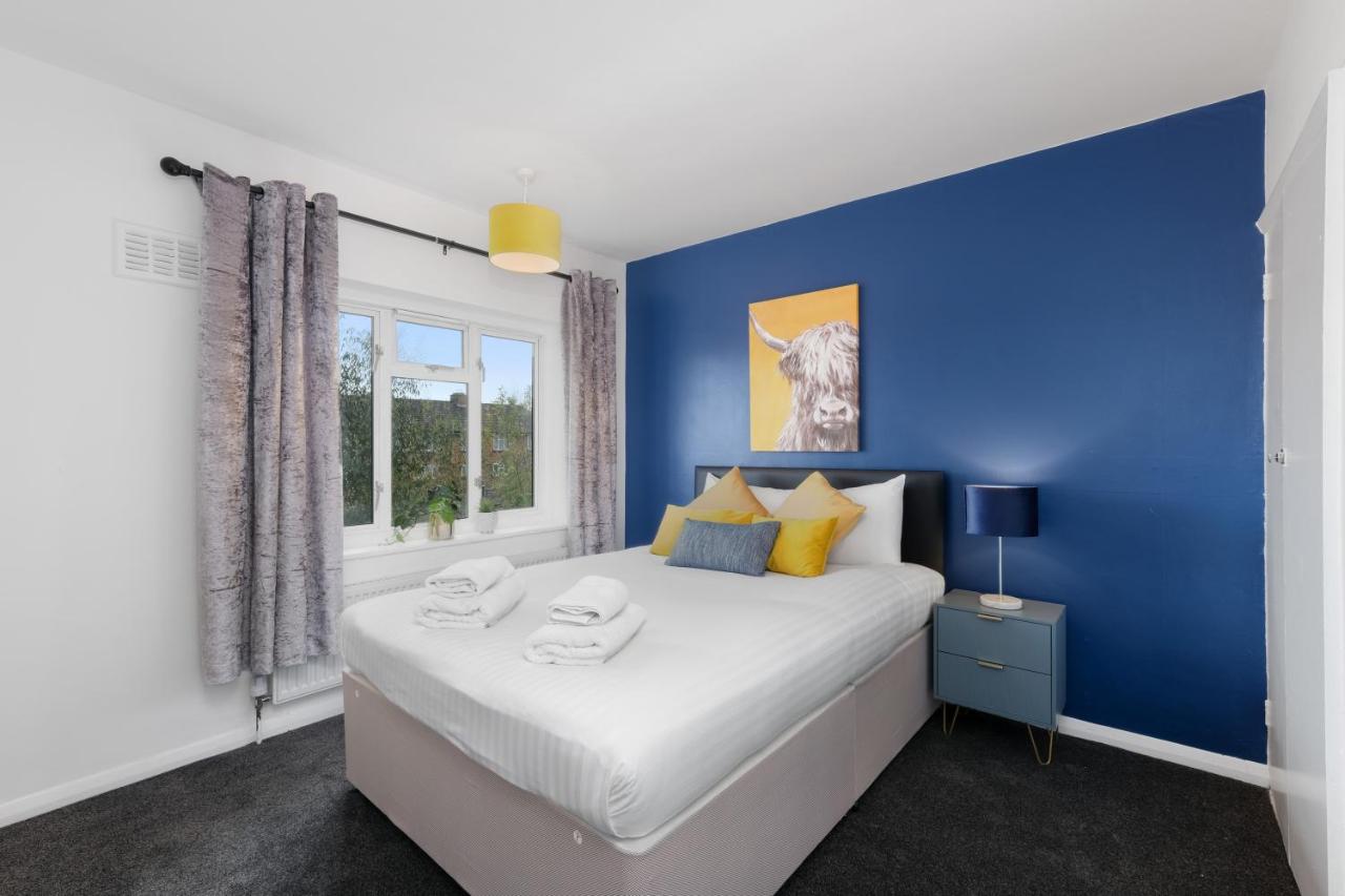 Brambles House West Drayton 3 Bedroom House with parking By MDPS photo