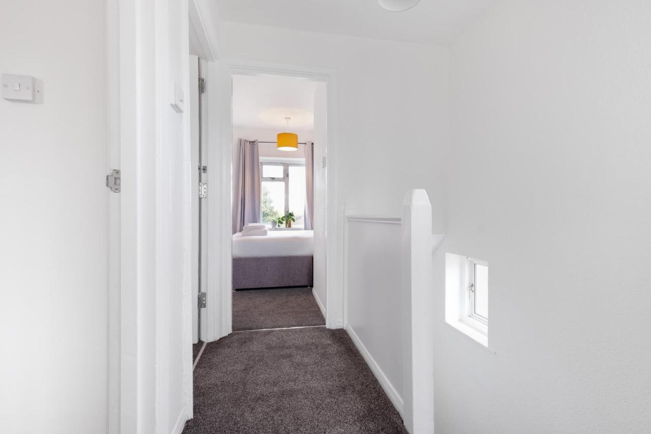 Brambles House West Drayton 3 Bedroom House with parking By MDPS photo