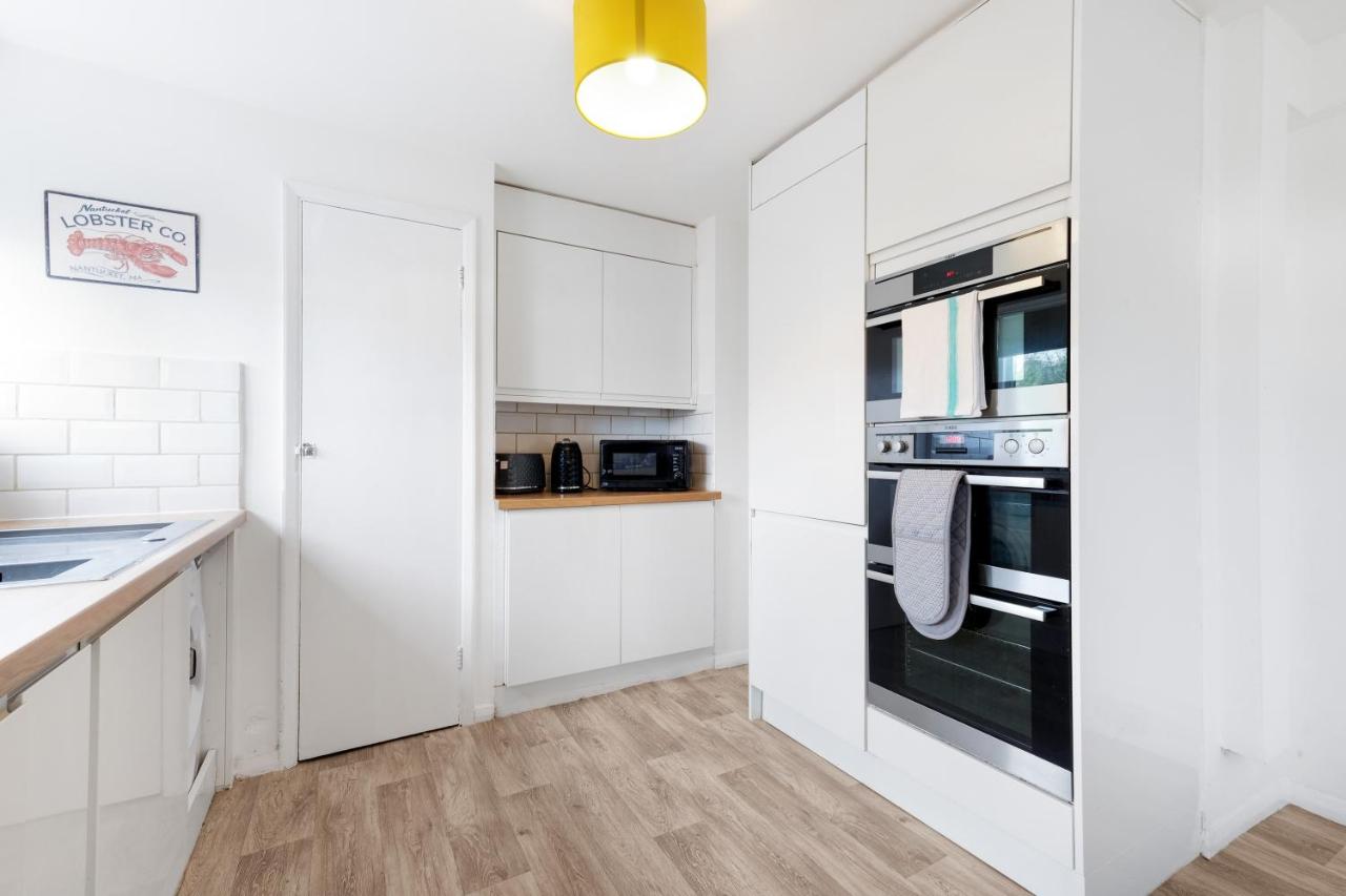 Brambles House West Drayton 3 Bedroom House with parking By MDPS photo