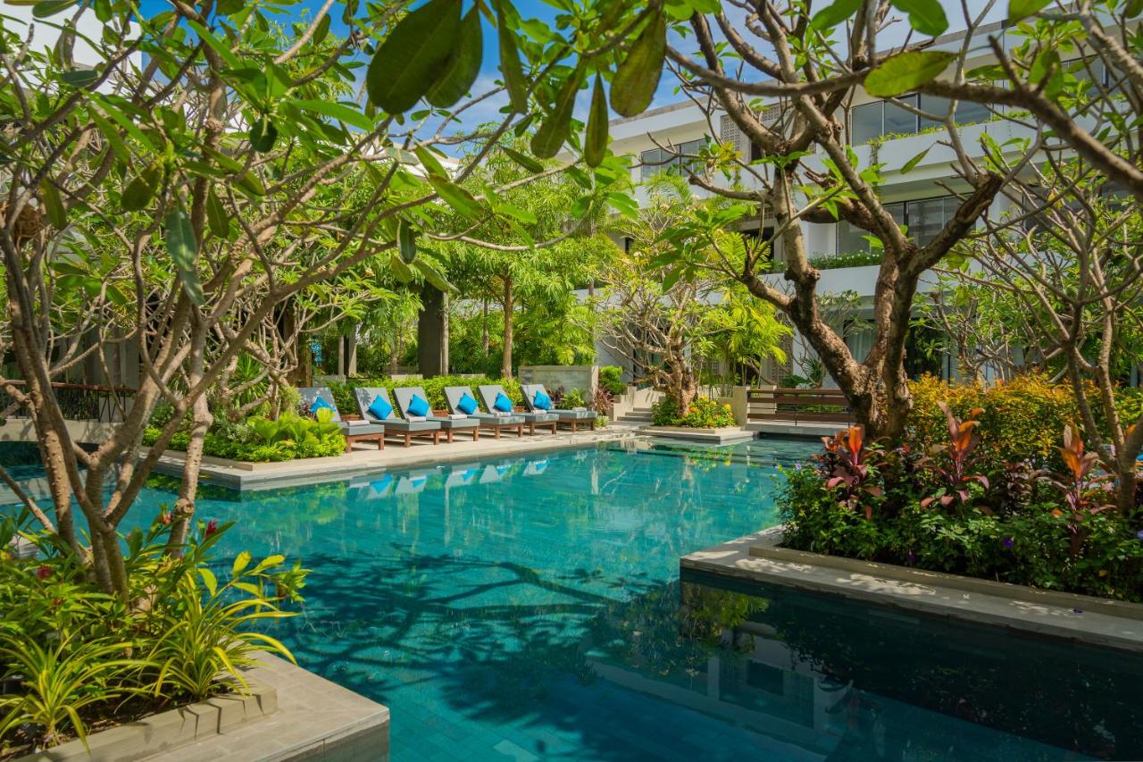 Eightfold Urban Resort — piscina