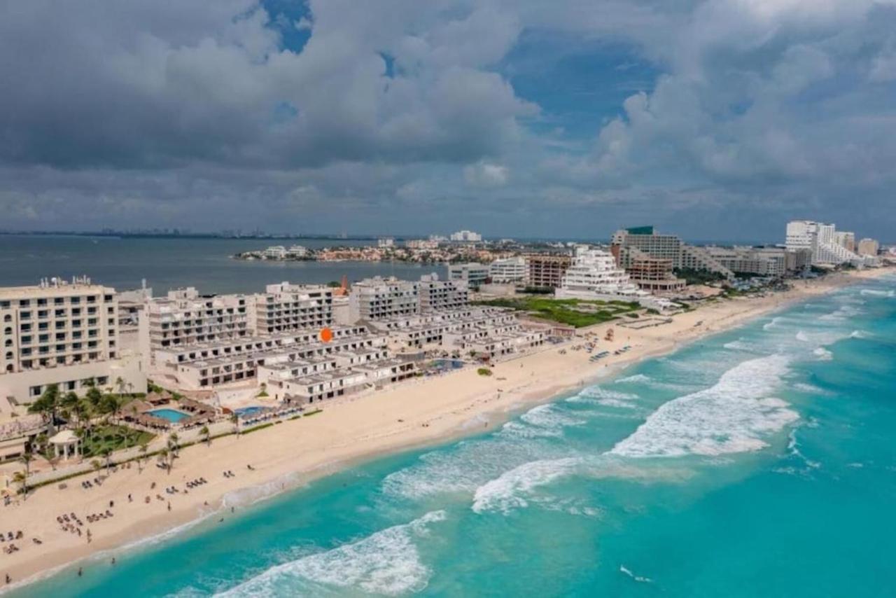 Cancun Hotel Zone, Beachfront 2 BR Apartment - Prime Location - 2