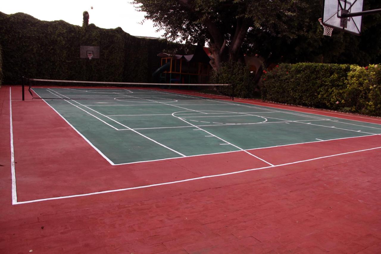 Tennis court: Hotel La Villa Real