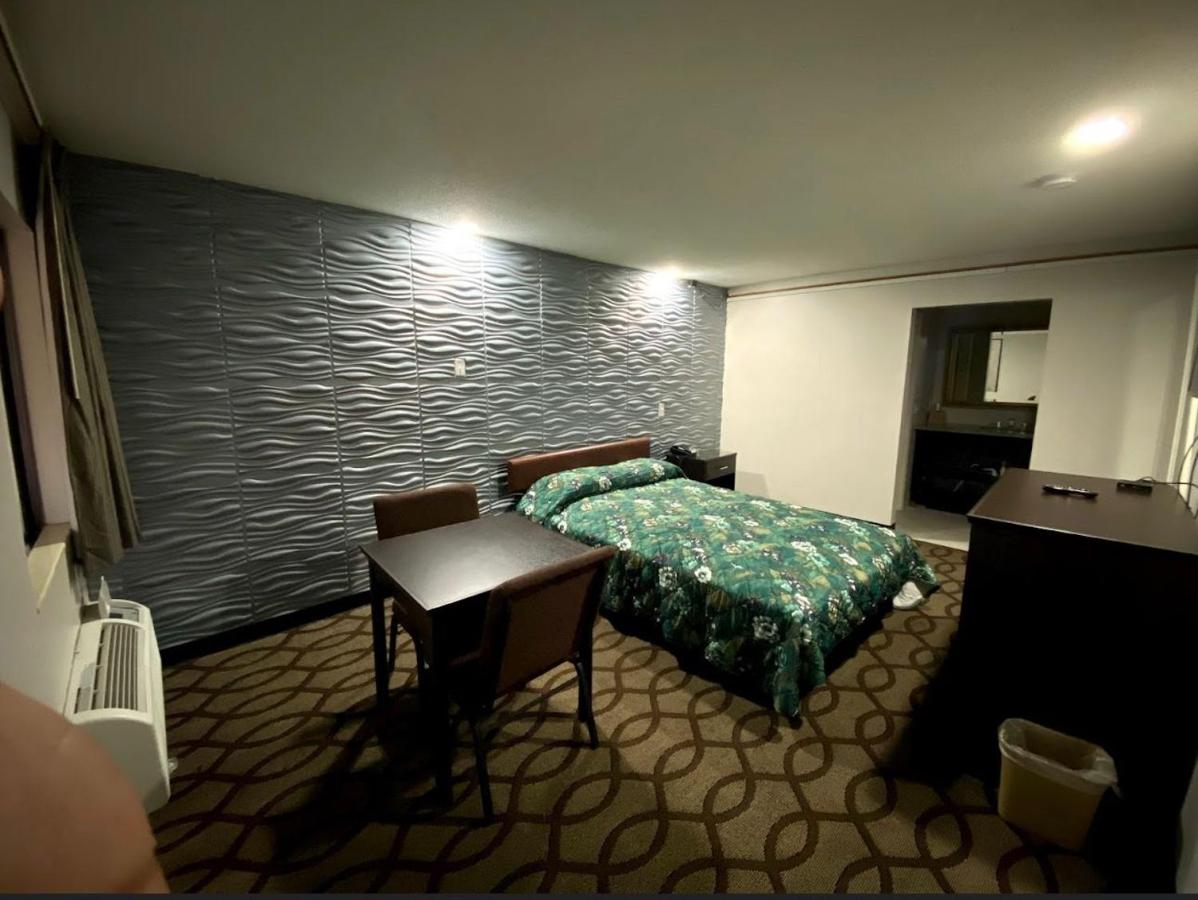 Deluxe Inn Near Toledo Ohio — photo 11