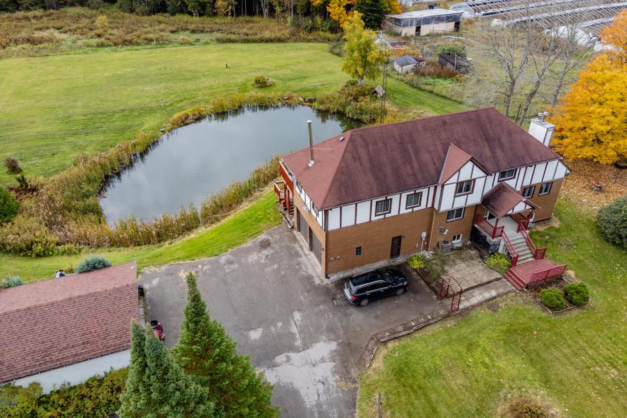 Farm House With A Private Pond In Backyard Georgina 22年 最新料金