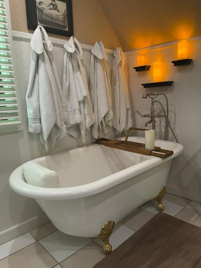 Downtown BnB King Bed Clawfoot Tub & Jacuzzi — photo 12