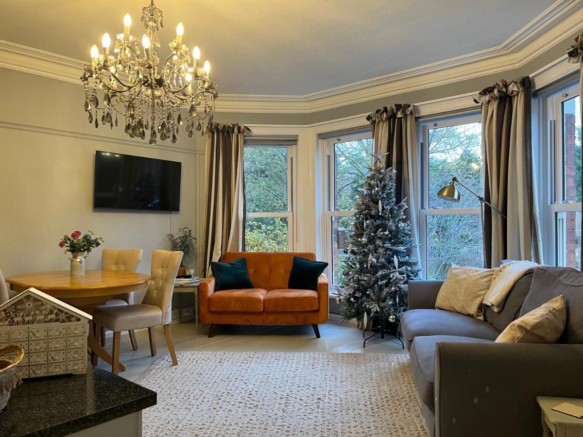 {{ hotelInfo.altText }}