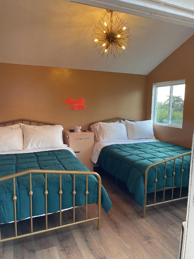 {{ hotelInfo.altText }}