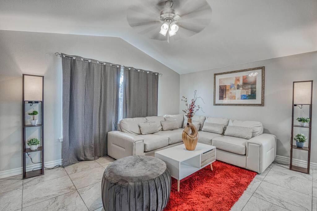 {{ hotelInfo.altText }}