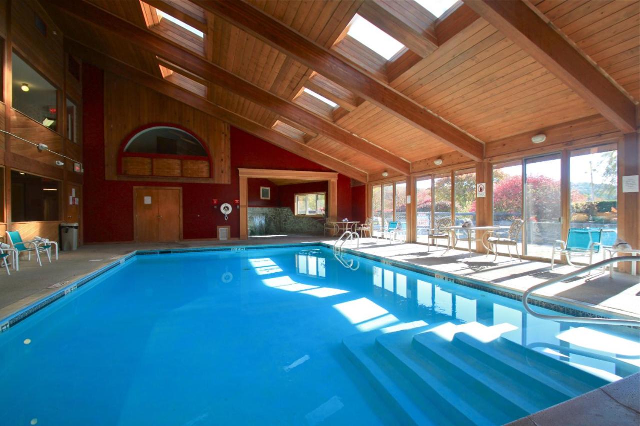Heated swimming pool: Fireside Inn & Suites Gilford