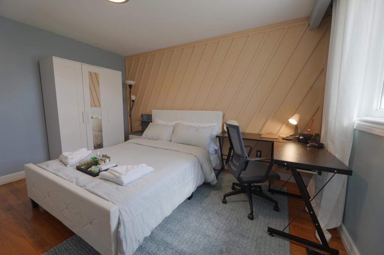 Spacious Master Bedroom with private bathroom near Finch subway station photo