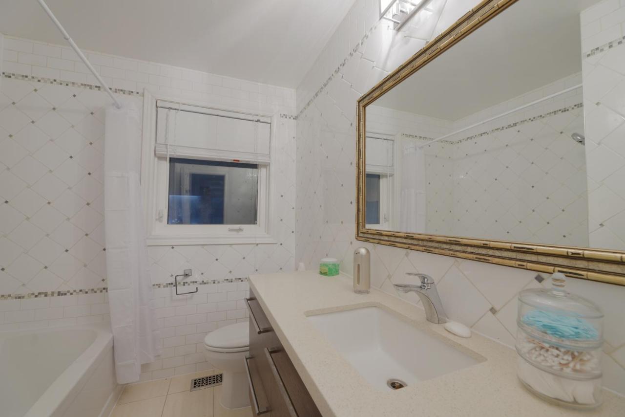 Spacious Master Bedroom with private bathroom near Finch subway station photo