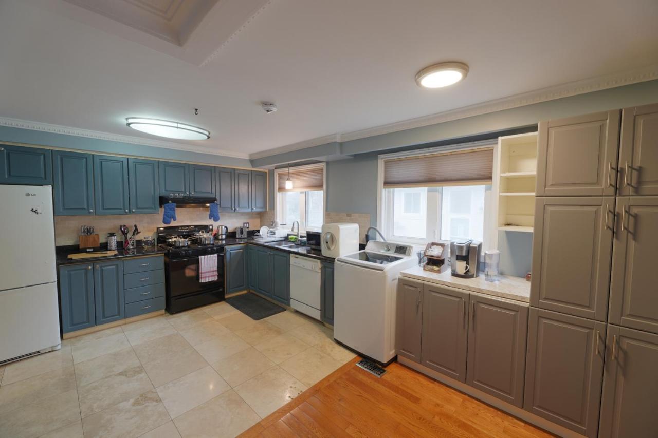 Spacious Master Bedroom with private bathroom near Finch subway station photo