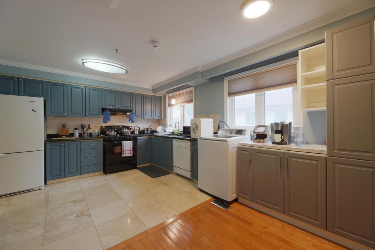 Spacious Master Bedroom with private bathroom near Finch subway station photo