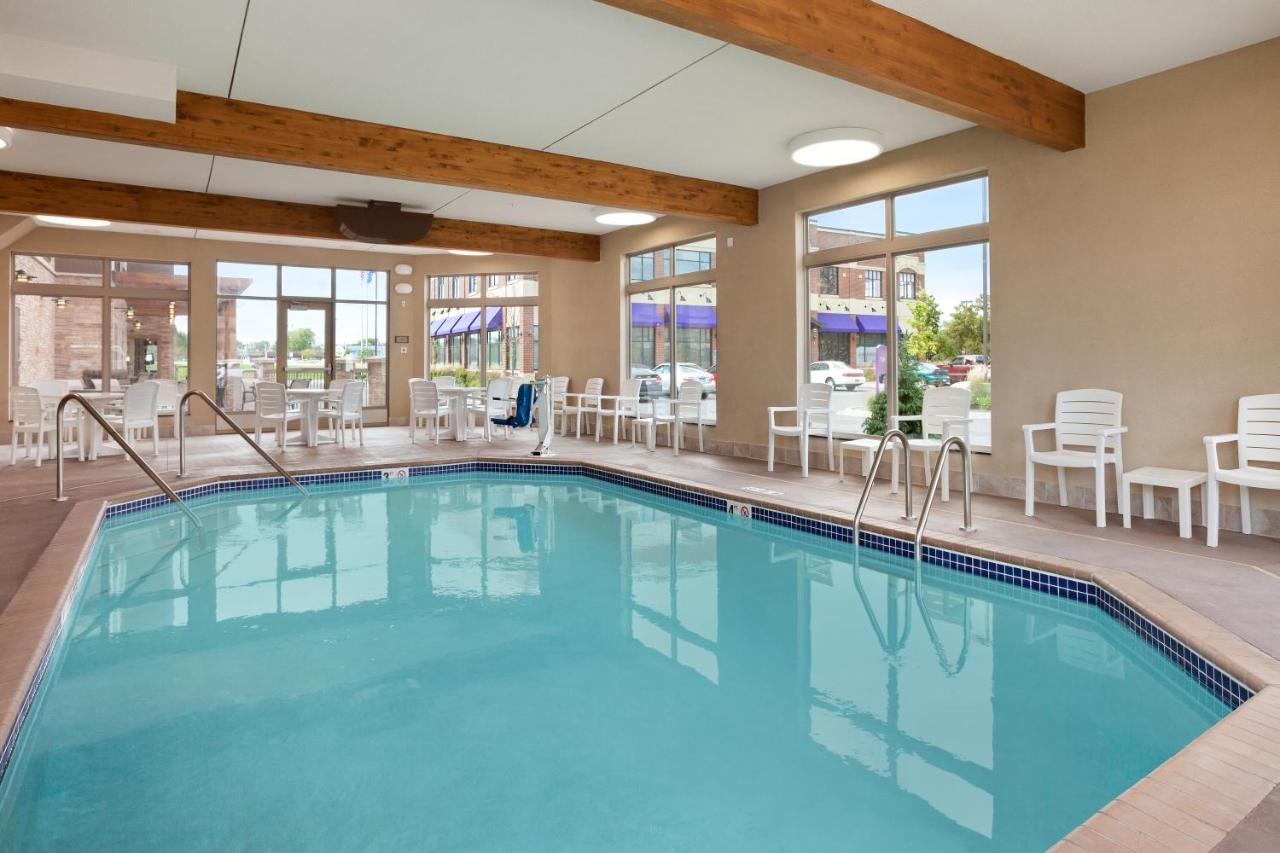 Heated swimming pool: Country Inn & Suites by Radisson, Roseville, MN