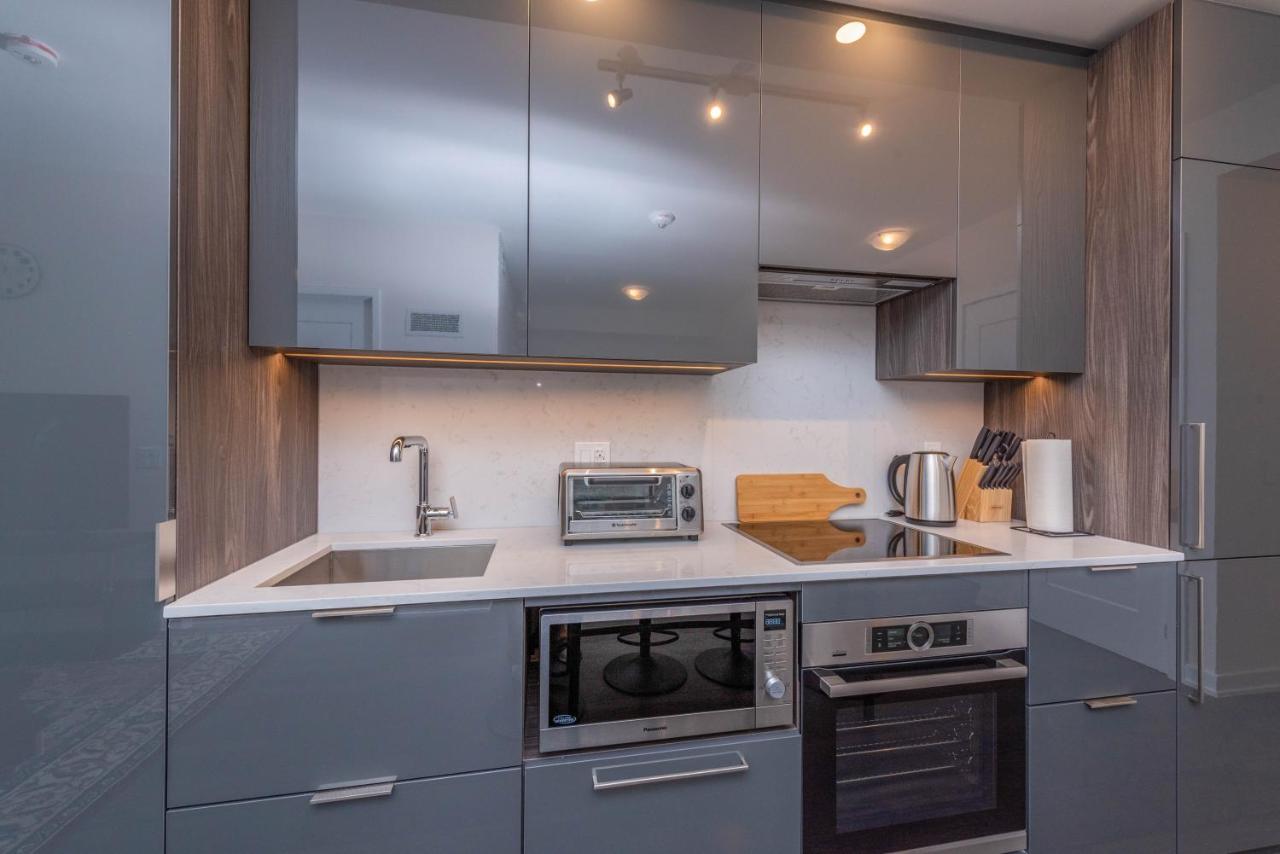 Pristine 1BR + Den -Harbour Front Toronto Downtown - photo