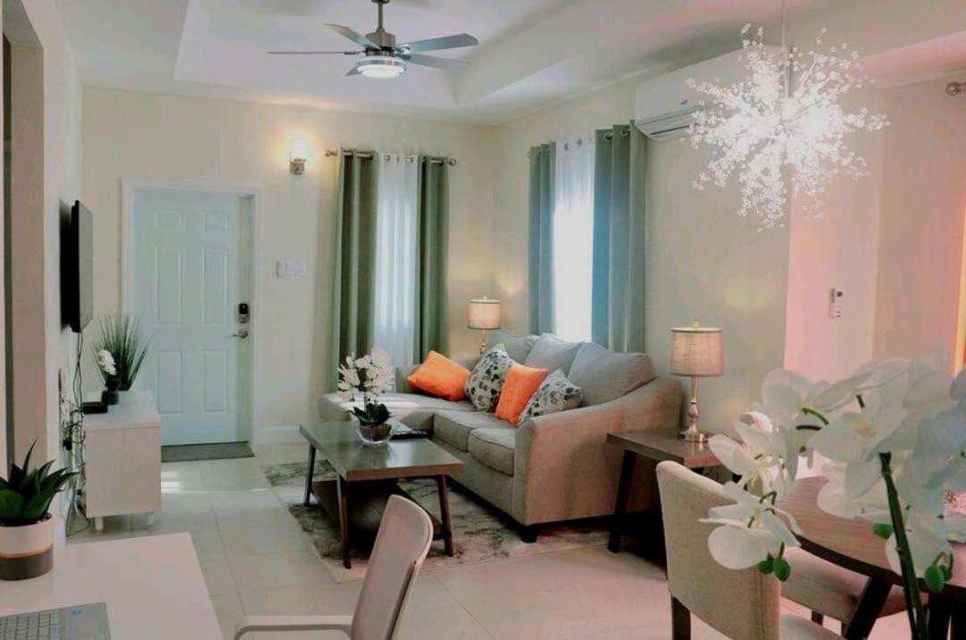 Paradise Oasis - Solar Powered with Starlink WiFi and Pools